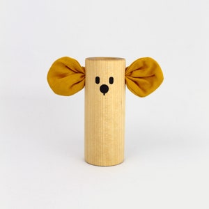 Sonajero de madera y orejas de algodón amarillo para bebé