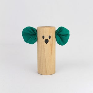 Sonajero de madera y orejas de algodón verde bosque para bebé