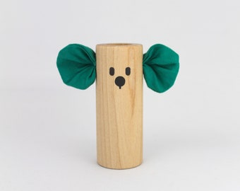 Hochet en bois et oreilles de coton vert forêt pour bébé