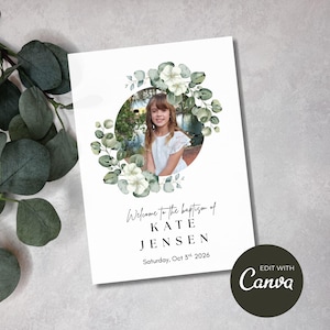 Peut inclure: Une invitation de baptême blanche avec une photo d'une jeune fille entourée d'une couronne florale. Le texte indique "Welcome to the baptism of KATE JENSEN, Saturday, Oct 3rd 2026." Un logo Canva est en bas à droite.