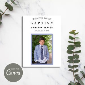 Puede incluir: Invitación de bautizo con foto de una persona con traje y corbata azules. El texto dice "Bienvenido al Bautizo", seguido del nombre "Cameron Jensen" y la fecha "Sábado, 5 de octubre de 2026". El logotipo de Canva está en la esquina inferior izquierda.