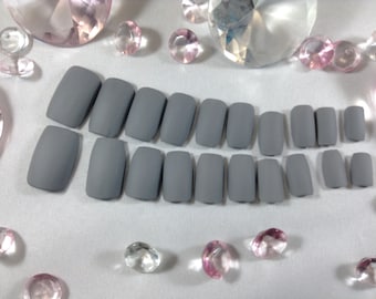 prensa mate en las uñas, uñas falsas, uñas falsas, pegamento en las uñas, clavos de ataúd, clavos cortos, uñas mate, uñas mate, uñas inshiny, desnudo mate, gris mate