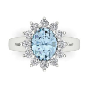 Anillo de compromiso solitario con halo de topacio azul cielo natural de talla ovalada brillante de 2,72 ct con acentos, piedra de nacimiento de diciembre.