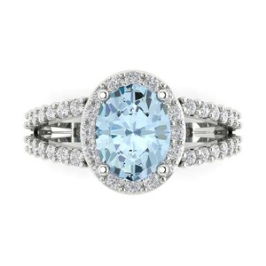 Anillo de compromiso solitario con halo de topacio azul cielo natural de talla ovalada brillante de 2,78 ct con acentos, piedra de nacimiento de diciembre.
