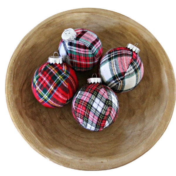 Weihnachtsschmuck kariert.  Festgelegt.  Tartan Weihnachten, Hüttenurlaub, Baumschmuck, Weihnachtskugel, klassisch kariertes, rot & grün