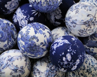 Remplisseurs de bols inspirés de la Chinoiserie bleue et blanche. Boules de chiffon de décorateur.