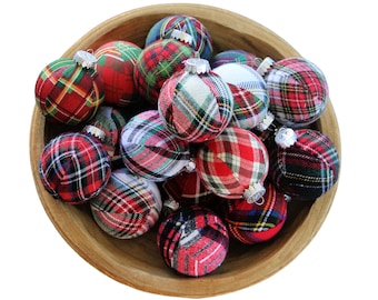Adornos navideños a cuadros: decoración para árbol de tela escocesa de estilo rústico