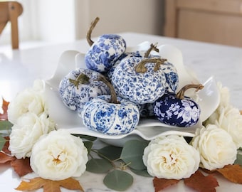 Abóboras Chinoiserie Chic. Três tamanhos. Abóboras decorativas azuis e brancas.