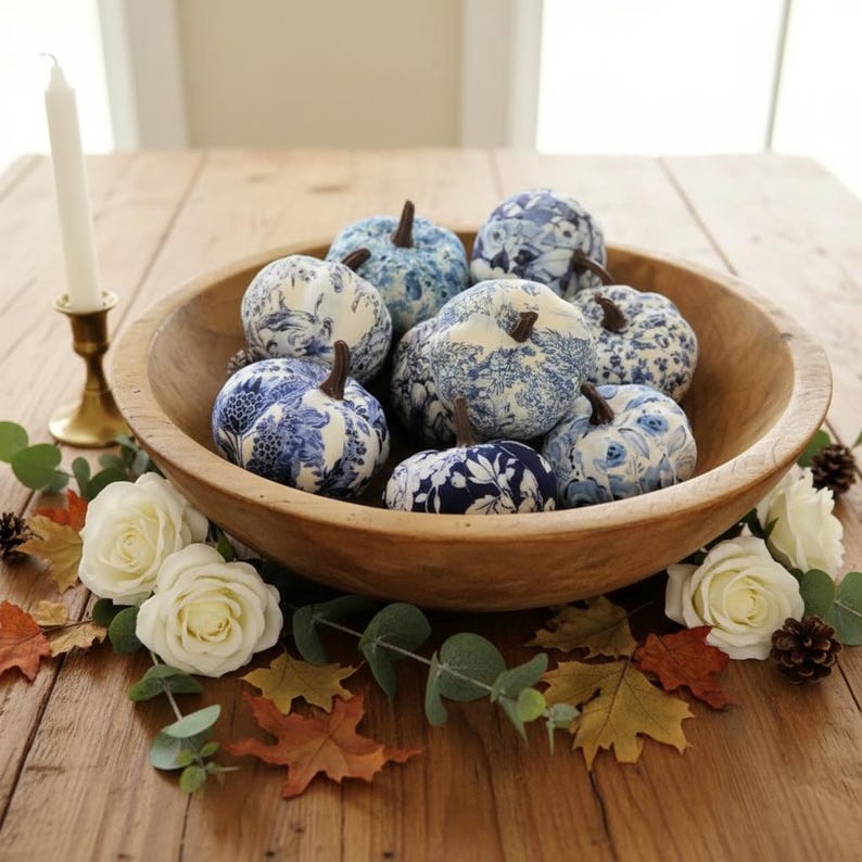 Mini Abóboras Chinoiserie Chic. Abóboras decorativas azuis e brancas. imagem 2