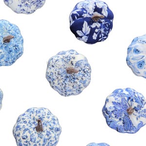 Mini Abóboras Chinoiserie Chic. Abóboras decorativas azuis e brancas. imagem 10