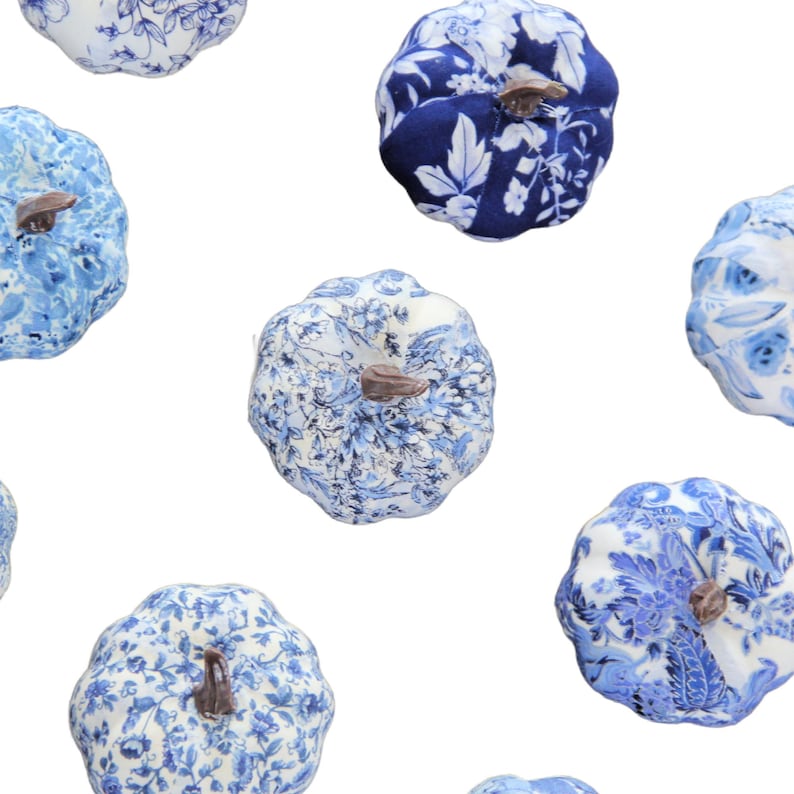 Mini Abóboras Chinoiserie Chic. Abóboras decorativas azuis e brancas. imagem 10
