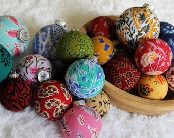 Boho geïnspireerde kerstversieringen. Echte Indiase stoffen. Decoratie voor in huis.