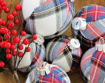 Adornos navideños a cuadros: decoración de tela para el árbol