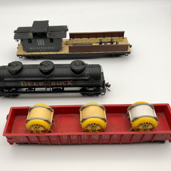 Vintage COLLECTIBLE TRAIN Cars, HO Scale, Your Choice! Plastic Model Trains, Burlington C.B & Q 83116, Deep-Rock, Santa Fe Maintenance 932