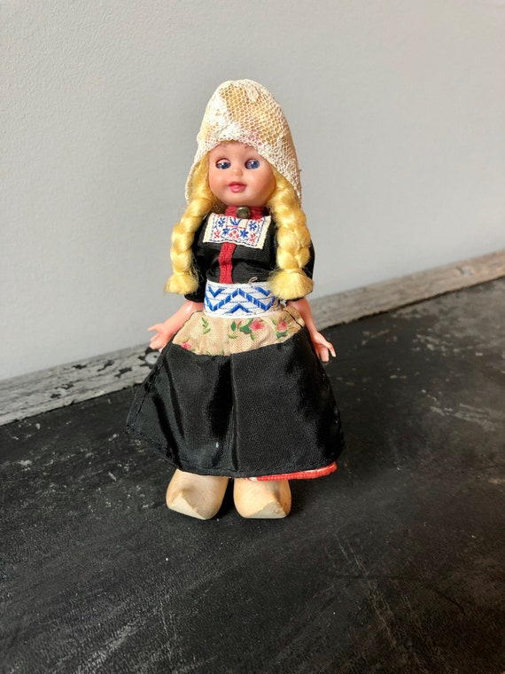 Vintage DUTCH SOUVENIR DOLL Holland Doll in Traditional Dutch