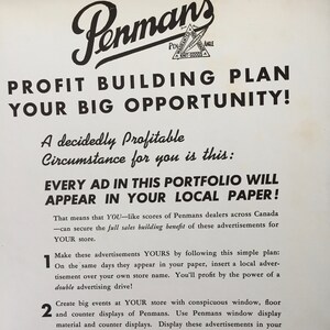 K&ouml;nnte beinhalten: Schwarz-wei&szlig;er Text auf wei&szlig;em Hintergrund. Der Text lautet "Penman's Profit Building Plan Your Big Opportunity!"  Eine ausgesprochen profitable Situation f&uuml;r Sie ist diese: JEDE ANZEIGE IN DIESEM PORTFOLIO WIRD IN IHRER LOKALEN ZEITUNG ERSCHIENEN! Das bedeutet, dass SIE - wie viele Penmans-H&auml;ndler in ganz Kanada - den vollen Verkaufsf&ouml;rderungsvorteil dieser Anzeigen f&uuml;r IHR Gesch&auml;ft nutzen k&ouml;nnen. 1 Machen Sie diese Anzeigen zu IHREN, indem Sie diesen einfachen Plan befolgen: An den Tagen, an denen sie in Ihrer Zeitung erscheinen, f&uuml;gen Sie eine lokale Anzeige &uuml;ber Ihrem eigenen Ladennamen ein. Sie werden von der Kraft einer doppelten Werbekampagne profitieren! 2 Veranstalten Sie gro&szlig;e Events in IHRER Filiale mit auff&auml;lligen Schaufenstern, Fu&szlig;b&ouml;den und Theken, die Penmans-Produkte pr&auml;sentieren. Verwenden Sie Penmans-Schaufenster- und Thekenpr&auml;sentationen. Zeigen Sie diese Anzeigen auch in Ihren Schaufenstern. Schreiben Sie uns, um Penmans-Pr&auml;sentationsmaterial zu erhalten. Es wird Ihnen umgehend zugesandt. H&auml;ufig stimulierte Gesch&auml;fte zahlen die besten Dividenden. Wiederholen Sie diesen Plan mit jeder Anzeige! Er wird das Gesch&auml;ft in Ihrem gesamten Laden ankurbeln!"