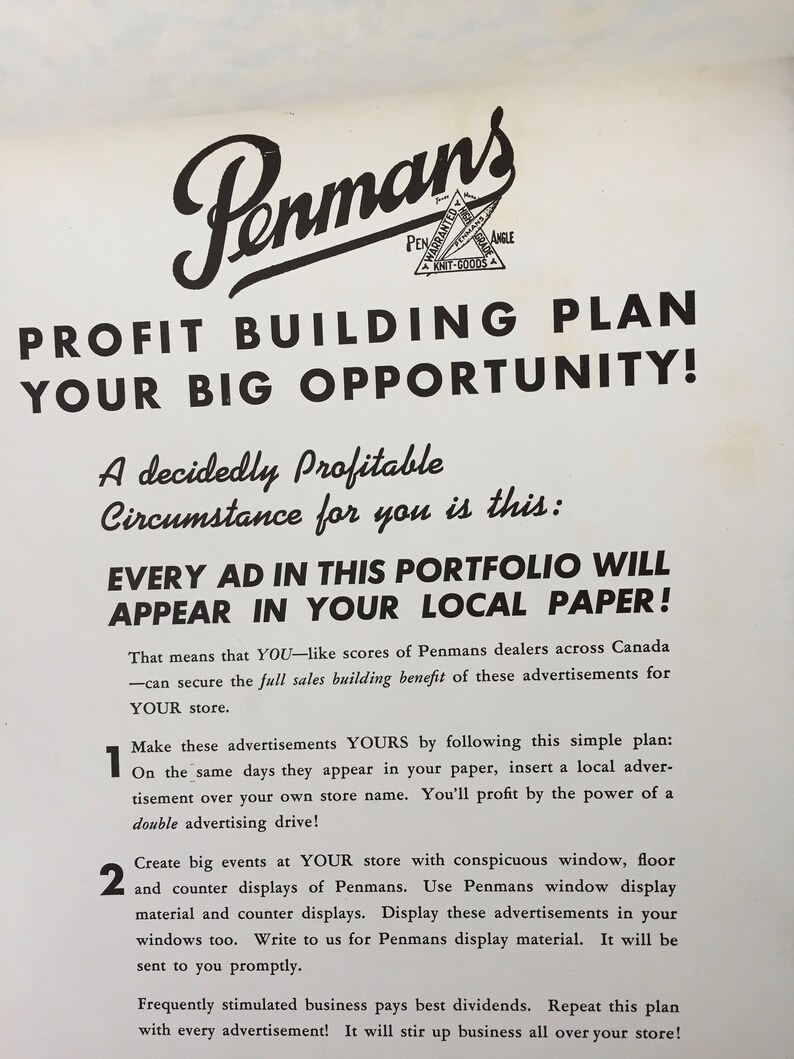 K&ouml;nnte beinhalten: Schwarz-wei&szlig;er Text auf wei&szlig;em Hintergrund. Der Text lautet "Penman's Profit Building Plan Your Big Opportunity!"  Eine ausgesprochen profitable Situation f&uuml;r Sie ist diese: JEDE ANZEIGE IN DIESEM PORTFOLIO WIRD IN IHRER LOKALEN ZEITUNG ERSCHIENEN! Das bedeutet, dass SIE - wie viele Penmans-H&auml;ndler in ganz Kanada - den vollen Verkaufsf&ouml;rderungsvorteil dieser Anzeigen f&uuml;r IHR Gesch&auml;ft nutzen k&ouml;nnen. 1 Machen Sie diese Anzeigen zu IHREN, indem Sie diesen einfachen Plan befolgen: An den Tagen, an denen sie in Ihrer Zeitung erscheinen, f&uuml;gen Sie eine lokale Anzeige &uuml;ber Ihrem eigenen Ladennamen ein. Sie werden von der Kraft einer doppelten Werbekampagne profitieren! 2 Veranstalten Sie gro&szlig;e Events in IHRER Filiale mit auff&auml;lligen Schaufenstern, Fu&szlig;b&ouml;den und Theken, die Penmans-Produkte pr&auml;sentieren. Verwenden Sie Penmans-Schaufenster- und Thekenpr&auml;sentationen. Zeigen Sie diese Anzeigen auch in Ihren Schaufenstern. Schreiben Sie uns, um Penmans-Pr&auml;sentationsmaterial zu erhalten. Es wird Ihnen umgehend zugesandt. H&auml;ufig stimulierte Gesch&auml;fte zahlen die besten Dividenden. Wiederholen Sie diesen Plan mit jeder Anzeige! Er wird das Gesch&auml;ft in Ihrem gesamten Laden ankurbeln!"