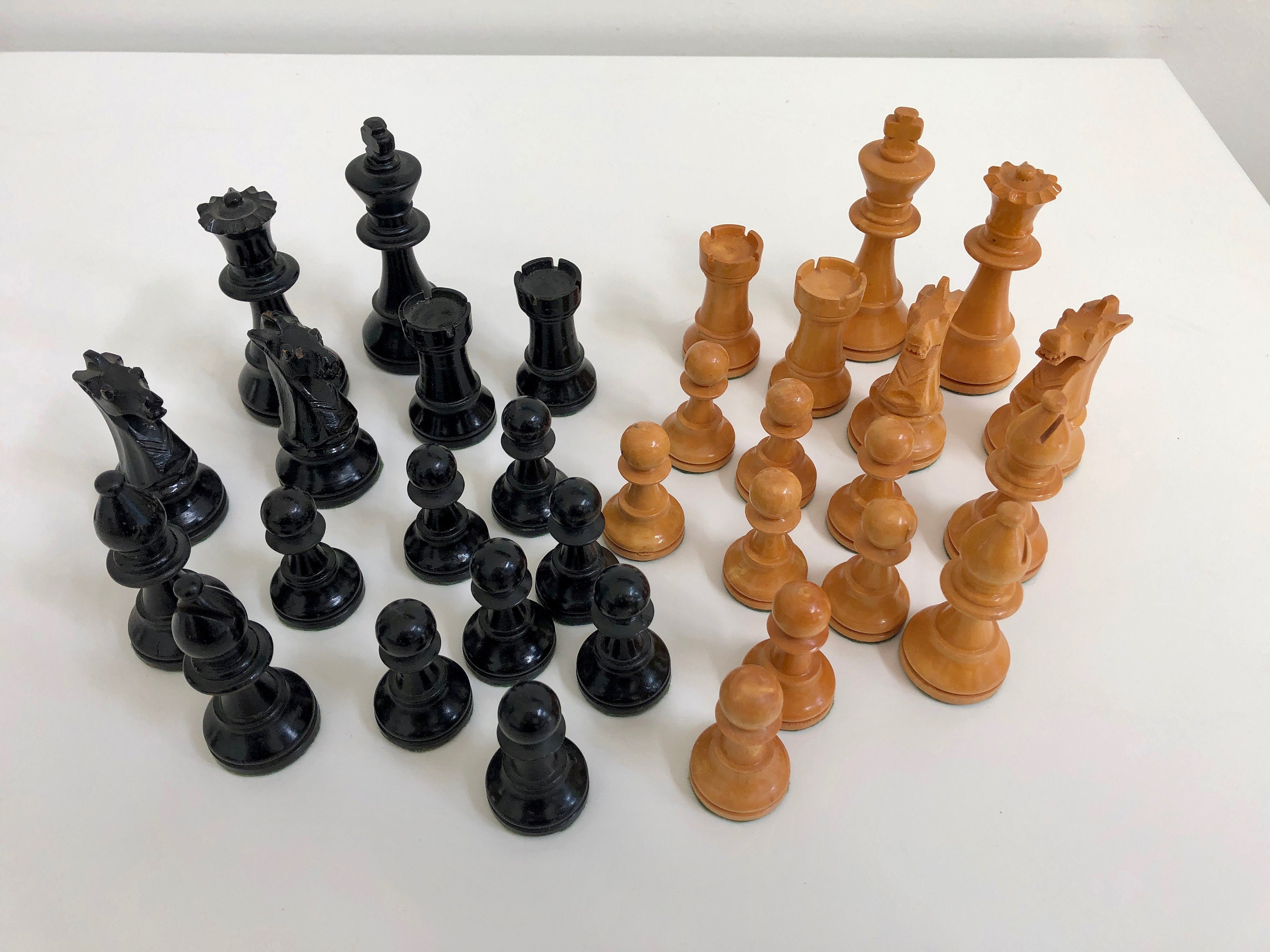 English & Scottish Theme Chess Set with Classic Walnut & Maple Chess Board