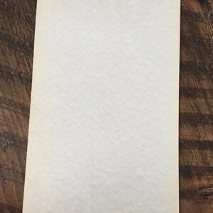 K&ouml;nnte beinhalten: Ein leeres wei&szlig;es Blatt Papier mit einem schwarzen Rand oben.