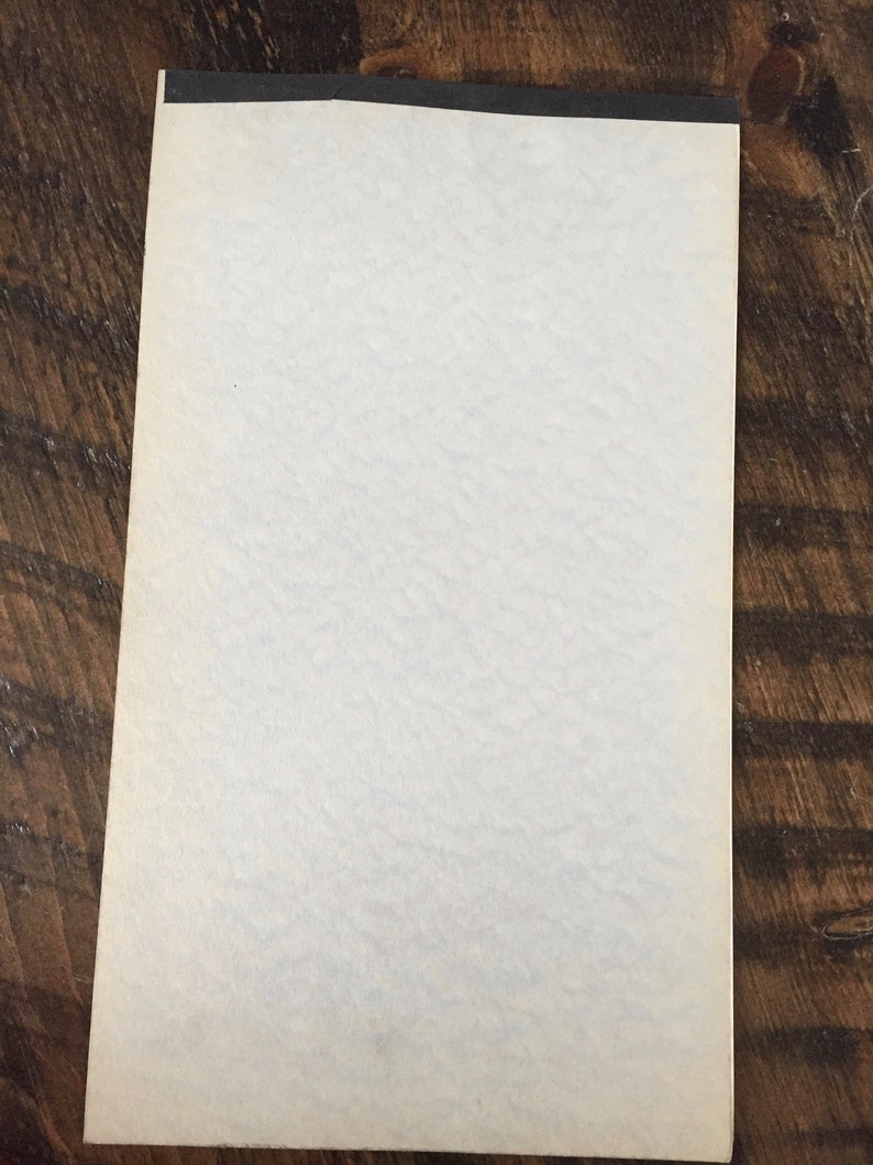 K&ouml;nnte beinhalten: Ein leeres wei&szlig;es Blatt Papier mit einem schwarzen Rand oben.