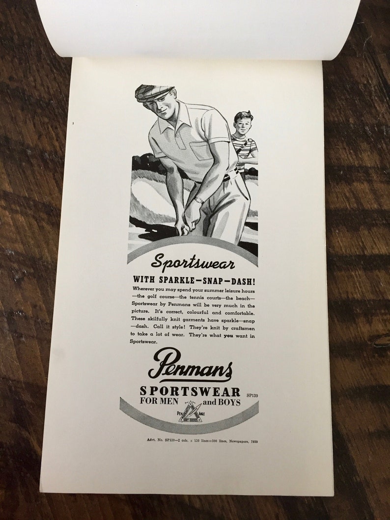 K&ouml;nnte beinhalten: Schwarzwei&szlig;-Illustration von zwei Personen, die Golf spielen. Der Text "Sportswear with Sparkle-Snap-Dash!" befindet sich oben im Bild. Der Text "Penman's Sportswear for Men and Boys" befindet sich unten im Bild.