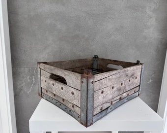 Vintage BORDEN&#39;S MILK CRATE, Wood and Steel Milk Bottle Crate, Borden&#39;s Milk Dairy,
