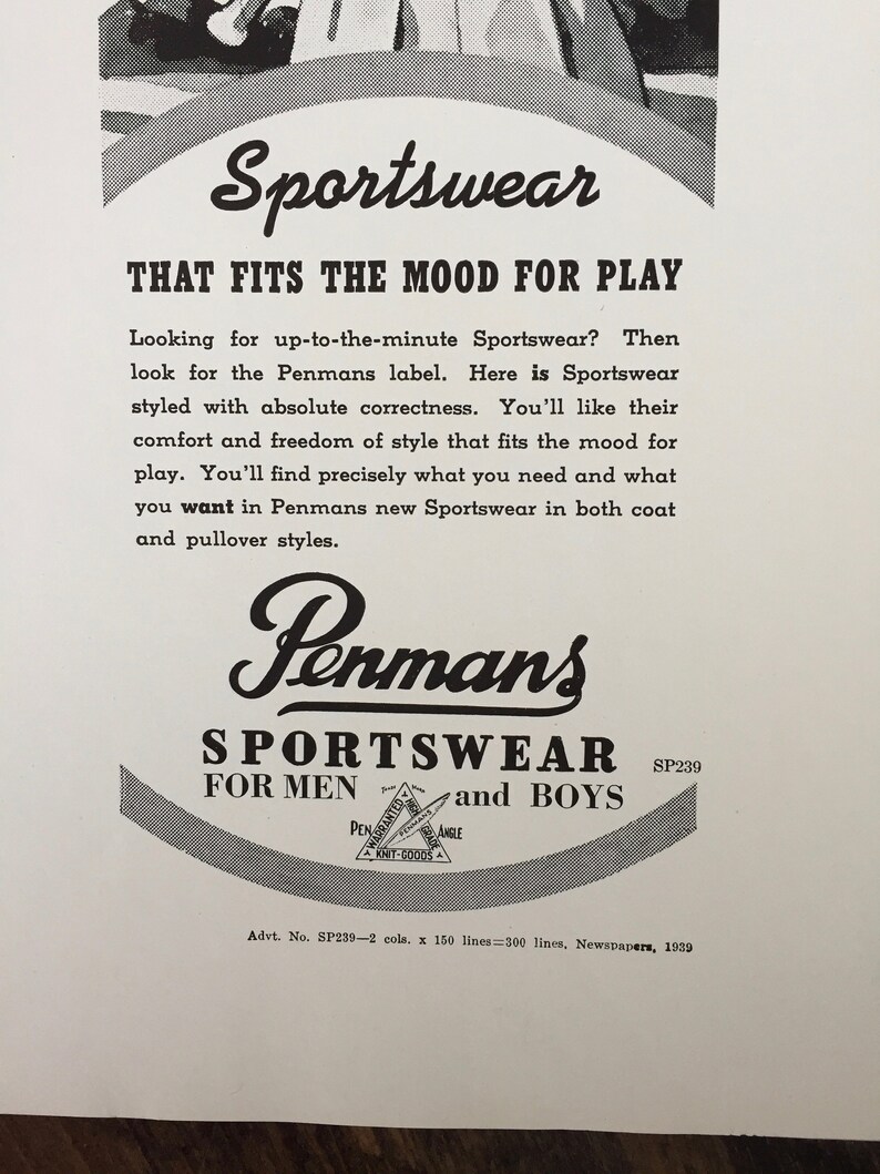 K&ouml;nnte beinhalten: Schwarzwei&szlig;-Anzeige f&uuml;r Penmans Sportswear f&uuml;r M&auml;nner und Jungen. Die Anzeige zeigt einen Mann in einem Mantel und Hut. Der Text lautet "Sportswear That Fits The Mood For Play" und "Penmans Sportswear For Men and Boys".