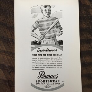 K&ouml;nnte beinhalten: Schwarzwei&szlig;illustration eines Jungen, der ein gestreiftes Hemd tr&auml;gt und einen Baseballschl&auml;ger und einen Ball h&auml;lt. Das Bild ist eine Werbung f&uuml;r Penmans Sportswear f&uuml;r M&auml;nner und Jungen. Der Text im Bild lautet "Sportswear That Fits The Mood For Play" und "Penmans Sportswear For Men and Boys".