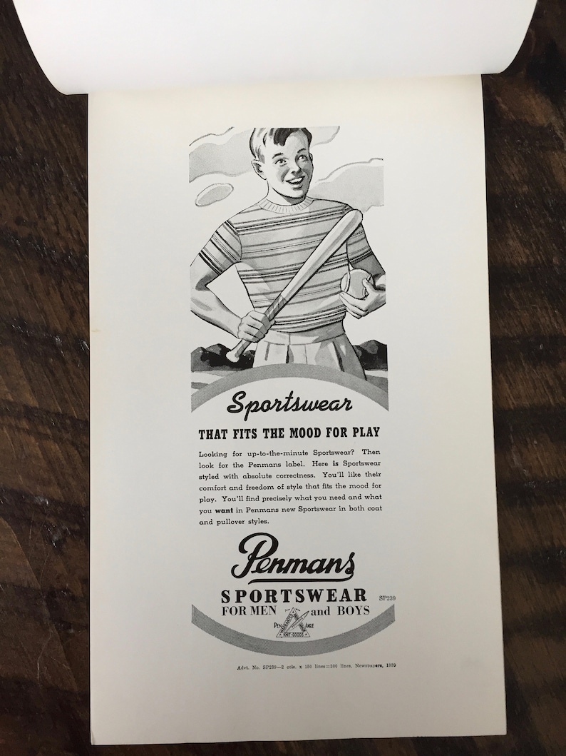 K&ouml;nnte beinhalten: Schwarzwei&szlig;illustration eines Jungen, der ein gestreiftes Hemd tr&auml;gt und einen Baseballschl&auml;ger und einen Ball h&auml;lt. Das Bild ist eine Werbung f&uuml;r Penmans Sportswear f&uuml;r M&auml;nner und Jungen. Der Text im Bild lautet "Sportswear That Fits The Mood For Play" und "Penmans Sportswear For Men and Boys".