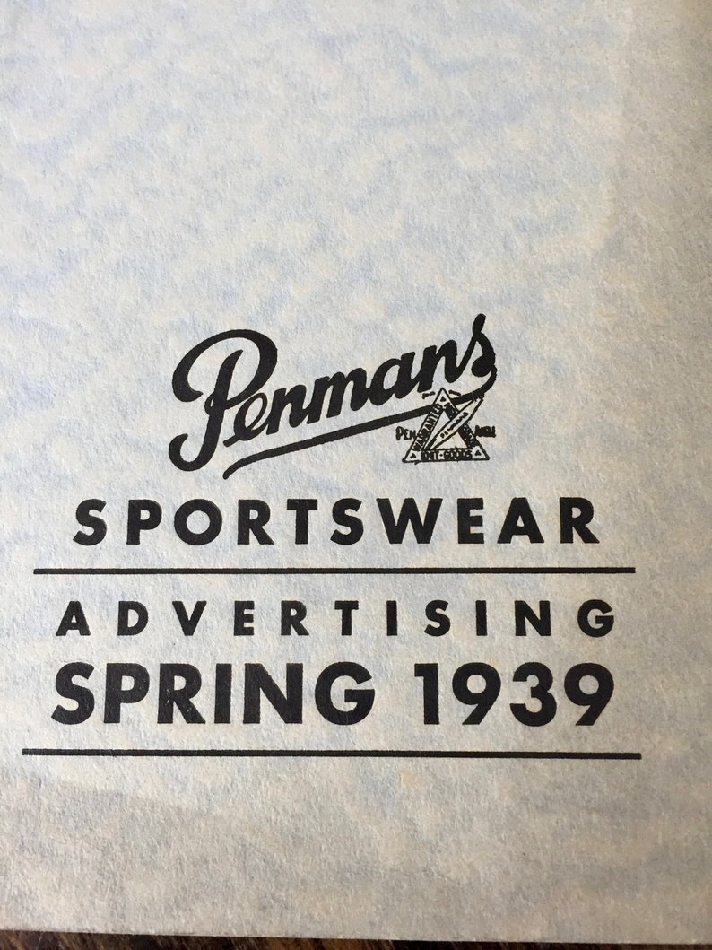 K&ouml;nnte beinhalten: Schwarz-wei&szlig;er Text auf hellblauem Hintergrund. Der Text lautet "Pennman's Sportswear Advertising Spring 1939".