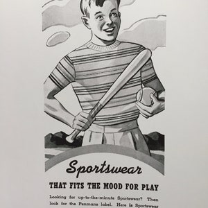 K&ouml;nnte beinhalten: Schwarzwei&szlig;illustration eines Jungen, der ein gestreiftes Hemd tr&auml;gt und einen Baseballschl&auml;ger und einen Baseball h&auml;lt. Der Text "Sportswear That Fits The Mood For Play" befindet sich unter dem Bild.
