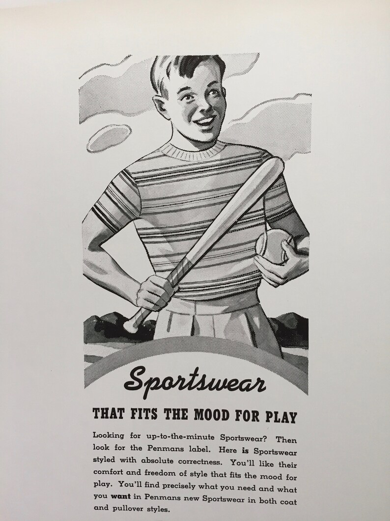 K&ouml;nnte beinhalten: Schwarzwei&szlig;illustration eines Jungen, der ein gestreiftes Hemd tr&auml;gt und einen Baseballschl&auml;ger und einen Baseball h&auml;lt. Der Text "Sportswear That Fits The Mood For Play" befindet sich unter dem Bild.
