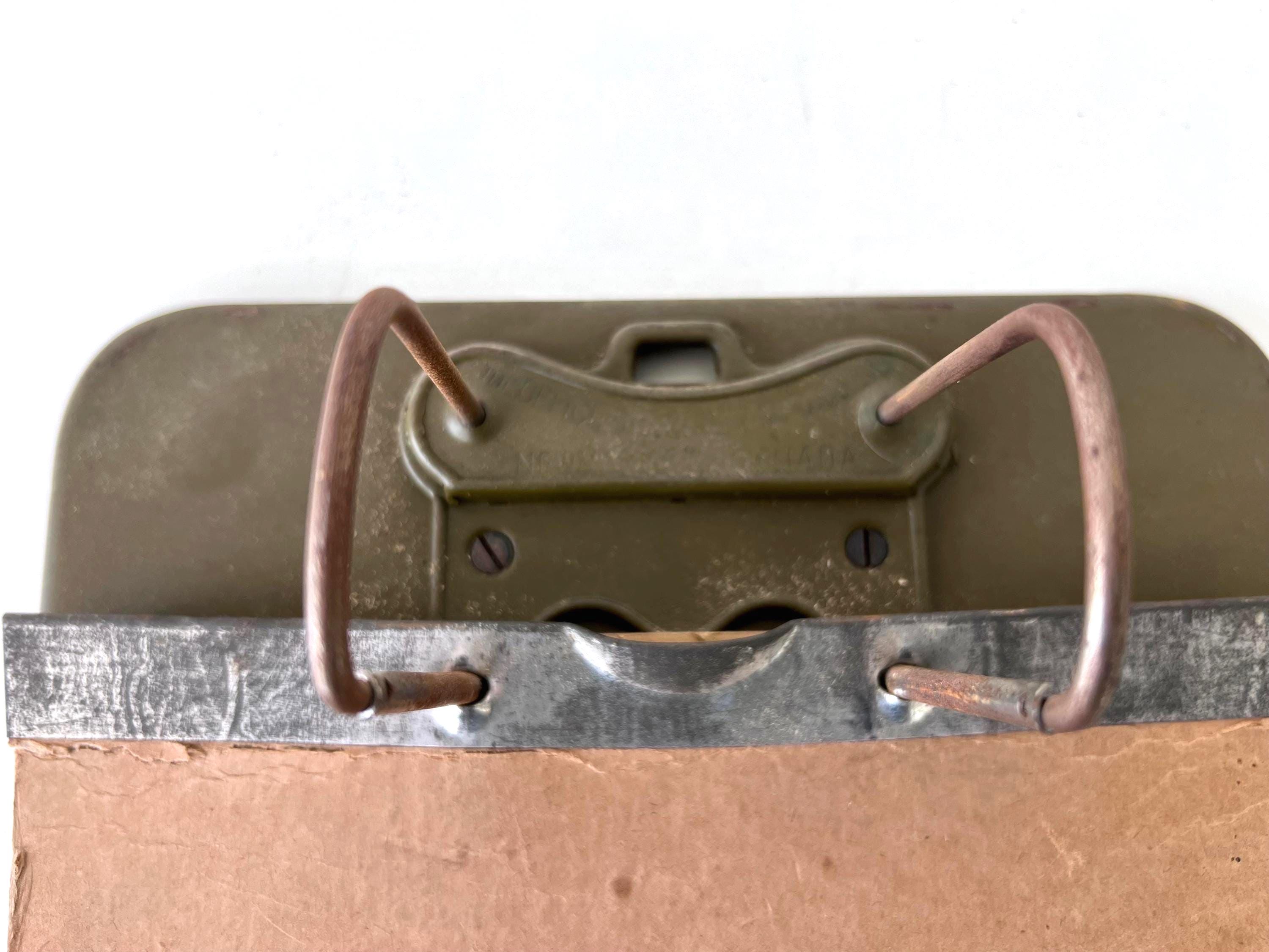 USA VINTAGE 金属製クリップボード TRIANGLE 1940s Vintage Triumph File Clipboard, 1940s Olive Green Industrial Decor