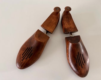 paire vintage de WOOD SHOE STRETCHERS, Brown Wood Shoe Trees, Shoe Expanders, Marqué 10 D, 1940s Shoe Lasts, Antique Patina, Photo Film Prop