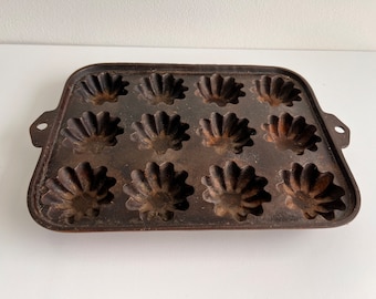 Vintage CAST IRON MUFFIN Pan, Iron Fluted Muffin Tin, Heavy Antique Cast Iron Cookware, Rustic Farmhouse Kitchen Decor, Kitchen Wall Hanging