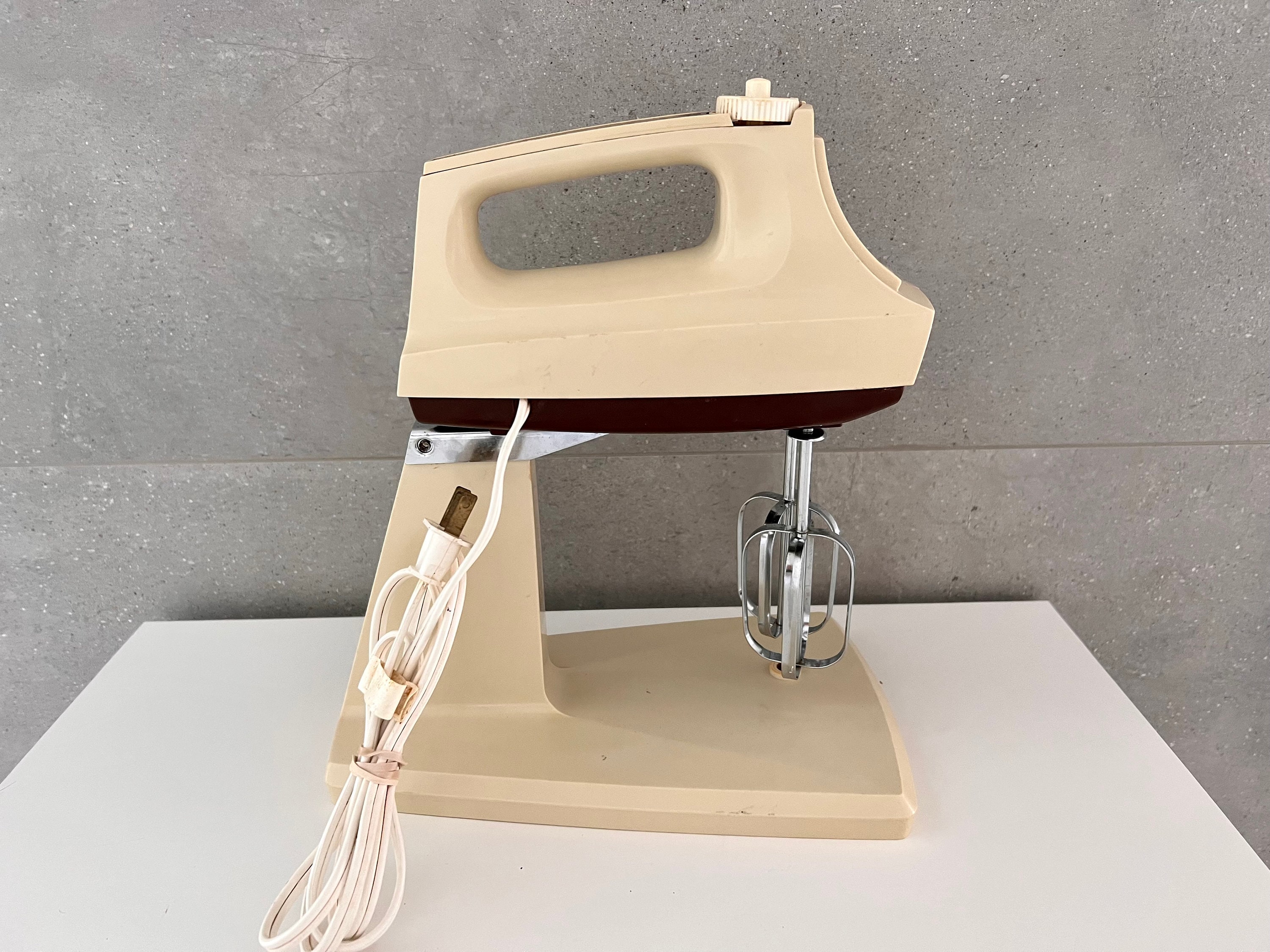 Vintage 1970s Waring Electric Hand Mixer Malt Shake Mixer Combo, Space  Saver, 3 Speed, Looks and Works Great 