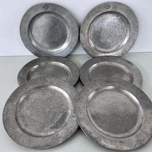 Vintage PEWTER DINNER PLATE, Wilton Armetale Tavern Style, 10.5-Inch Plate w/ Crest Mark, Rustic Colonial-Inspired Charger Plate, Taverncore