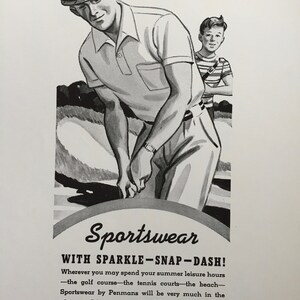 K&ouml;nnte beinhalten: Schwarzwei&szlig;-Illustration von zwei Personen in Sportkleidung. Der Mann tr&auml;gt eine Kappe und ein Poloshirt. Der Junge tr&auml;gt ein gestreiftes Hemd. Der Text lautet "Sportswear with Sparkle-Snap-Dash!"  "Wo auch immer Sie Ihre Sommerfreizeit verbringen - auf dem Golfplatz - auf den Tennispl&auml;tzen - am Strand - Sportswear von Penmans wird im Bild sehr pr&auml;sent sein. Es ist korrekt, farbenfroh und bequem. Diese gekonnt gestrickten Kleidungsst&uuml;cke haben einen Glanz - einen Schwung. Nennen Sie es Stil! Sie werden von Handwerkern gestrickt, um lange zu halten. Das ist es, was Sie in Sportbekleidung suchen."