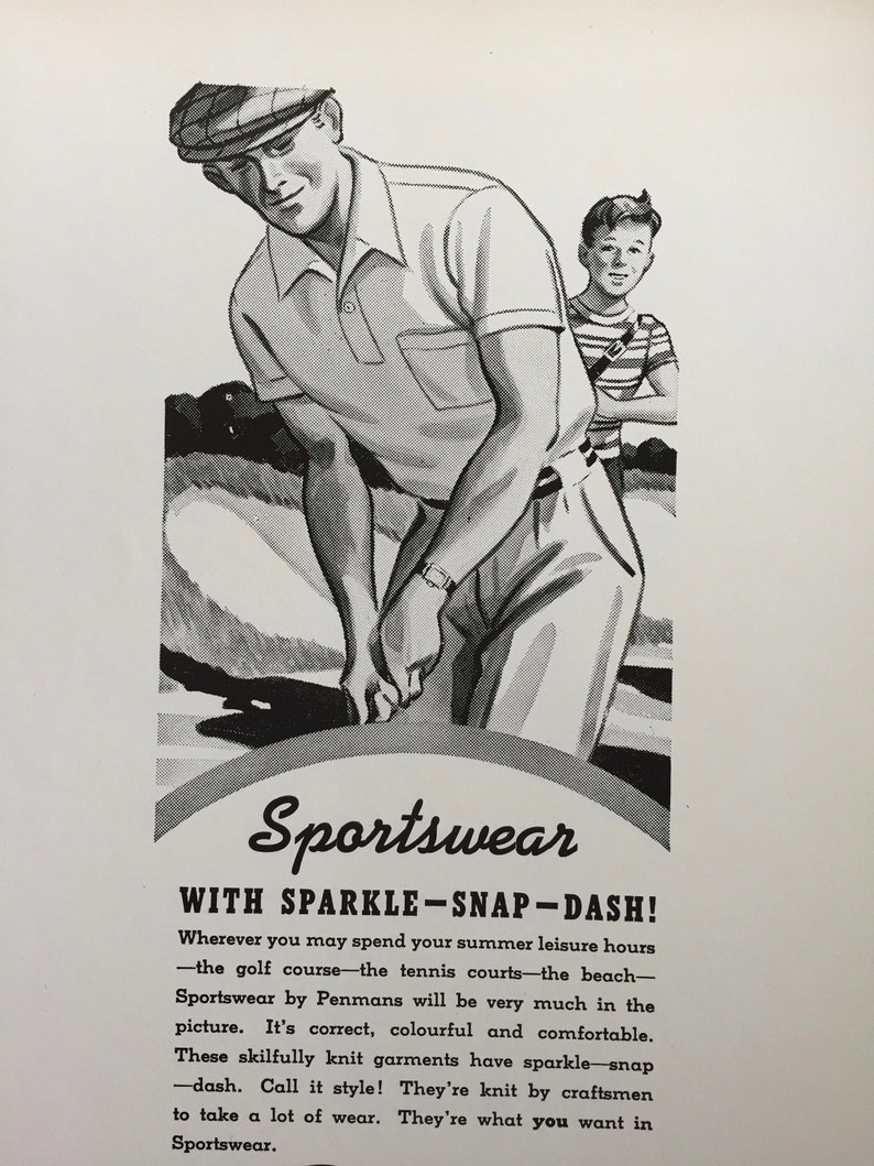 K&ouml;nnte beinhalten: Schwarzwei&szlig;-Illustration von zwei Personen in Sportkleidung. Der Mann tr&auml;gt eine Kappe und ein Poloshirt. Der Junge tr&auml;gt ein gestreiftes Hemd. Der Text lautet "Sportswear with Sparkle-Snap-Dash!"  "Wo auch immer Sie Ihre Sommerfreizeit verbringen - auf dem Golfplatz - auf den Tennispl&auml;tzen - am Strand - Sportswear von Penmans wird im Bild sehr pr&auml;sent sein. Es ist korrekt, farbenfroh und bequem. Diese gekonnt gestrickten Kleidungsst&uuml;cke haben einen Glanz - einen Schwung. Nennen Sie es Stil! Sie werden von Handwerkern gestrickt, um lange zu halten. Das ist es, was Sie in Sportbekleidung suchen."