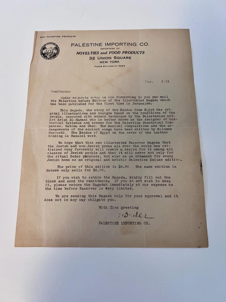 Puede incluir: Una carta en blanco y negro sobre papel color crema. La carta est&aacute; dirigida a un cliente y trata sobre una nueva Haggad&aacute; de P&eacute;saj ilustrada. La carta menciona que el precio de la Haggad&aacute; es de $ 6.00. La carta est&aacute; firmada "Palestine Importing Co."