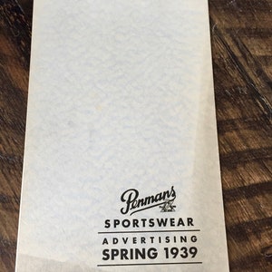 K&ouml;nnte beinhalten: Eine wei&szlig;e Papier-Werbebrosch&uuml;re f&uuml;r Pennman's Sportbekleidung. Die Brosch&uuml;re hat eine schwarze Kopfzeile und den Text "Pennman's Sportswear Advertising Spring 1939".