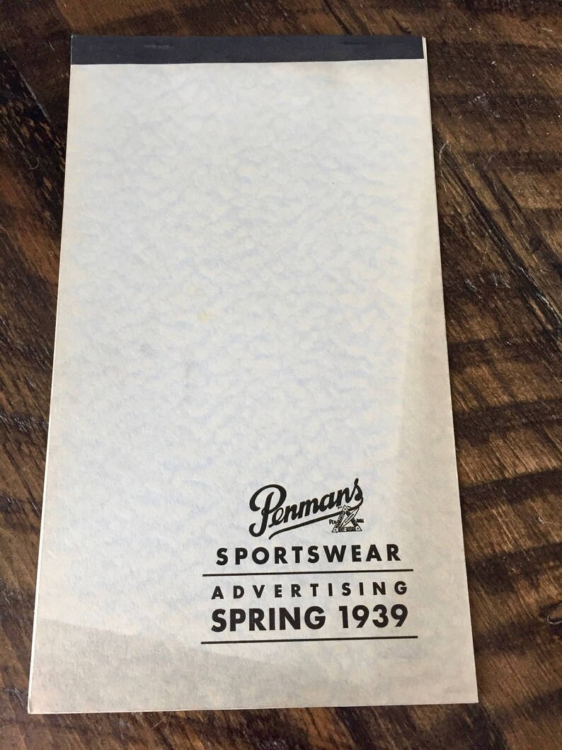 K&ouml;nnte beinhalten: Eine wei&szlig;e Papier-Werbebrosch&uuml;re f&uuml;r Pennman's Sportbekleidung. Die Brosch&uuml;re hat eine schwarze Kopfzeile und den Text "Pennman's Sportswear Advertising Spring 1939".