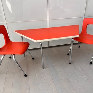 TABLE ET CHAISES POUR ENFANTS vintage des années 1970, ensemble table orange milieu du siècle + 2 chaises, décoration de chambre d'enfant, décoration de chambre d'enfant, chaises de style coquillage