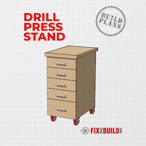 Puede incluir: Un soporte para taladro de columna color canela con cinco cajones, tiradores plateados y cuatro ruedas giratorias rojas. El texto DRILL PRESS STAND está en rojo, con un sello circular BUILD PLANS y el logo FIX THIS BUILD THAT sobre fondo cuadriculado.