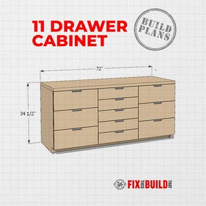 Könnte beinhalten: Ein 11-schubladiger Schrank aus hellem Holz mit dunklen horizontalen Griffen. Der Text 11 DRAWER CABINET und BUILD PLANS steht darüber. Die Maße sind mit 72 Zoll Breite und 34 1/2 Zoll Höhe angegeben. Das Logo ist unten zu sehen.