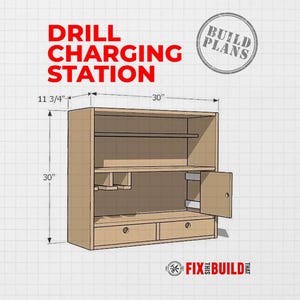 Può includere: Una stazione di ricarica per trapani in legno con due cassetti inferiori, un ripiano centrale aperto con fessure per utensili e uno sportello laterale. Il testo recita DRILL CHARGING STATION e BUILD PLANS. Dimensioni: 76,2 cm di larghezza, 76,2 cm di altezza e 29,8 cm di profondità.