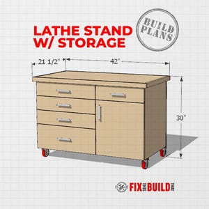Puede incluir: Un soporte de torno de madera clara con almacenamiento, cuatro cajones y una puerta de armario con tiradores plateados, sobre ruedas rojas. Texto: LATHE STAND W/ STORAGE y BUILD PLANS. Dimensiones: 54,6 cm de fondo, 106,7 cm de ancho y 76,2 cm de alto.