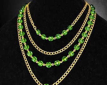 Collar de cadena verde esmeralda en capas