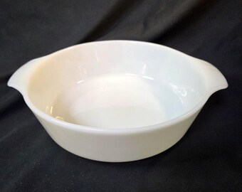 White Fire-King Round 2 Qt Casserole Dish