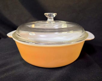 Fire King 1 1/2 liter rund gryta med lock, persikofärgad